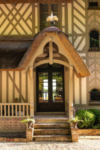 a front door of a building with stairs and a bird on top at New Cottage & spa de nage Guesthouse in Honfleur