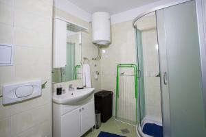 y baño blanco con lavabo y ducha. en Luxury Vesna Apartments, en Kaštela
