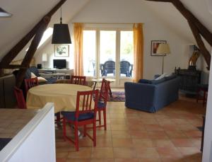 ein Wohnzimmer mit einem blauen Sofa und einem Tisch in der Unterkunft Gîte La Borie Basse in Léobard