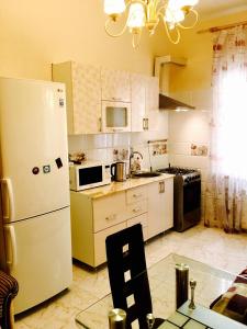 Кухня или мини-кухня в Apartments Gorkogo 21 