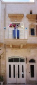 un edificio con balcone fiorito di Dimora della Nonna a Mola di Bari