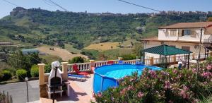 Nespecifikovaný výhled na hory nebo výhled na hory při pohledu z bed and breakfast