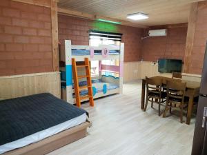 TV a/nebo společenská místnost v ubytování Rainbow Hwangto Pension + 15 fotografií