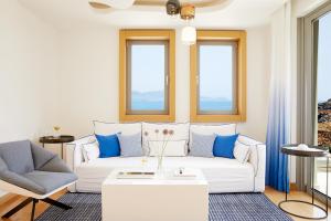 Ein Sitzbereich in der Unterkunft Lindos Blu Luxury Hotel-Adults only