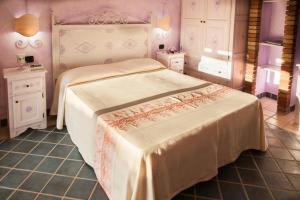 ein Schlafzimmer mit einem großen Bett und zwei Nachttischen in der Unterkunft Sa Reposada in Càbras