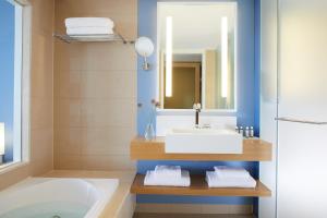 Ein Badezimmer in der Unterkunft Lindos Blu Luxury Hotel-Adults only