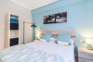 Postel nebo postele na pokoji v ubytování Zurriola - Beachside Comfort