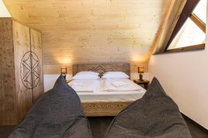 Postel nebo postele na pokoji v ubytování udanypobyt Apartamenty Czorsztyn Panorama