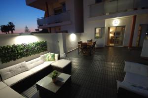 エル・カンページョにあるGran terraza Muchavista San Juan Alicanteのリビングルーム(ソファ、テーブル付)