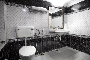 uma casa de banho em preto e branco com um WC e um lavatório em Hotel Sugan Niwas Palace em Jaipur mais 24 fotografias