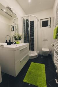 Ванная комната в Apartments Sunny Garden