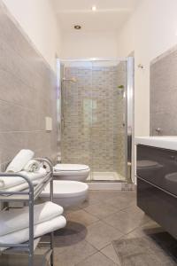 ein Badezimmer mit 2 WCs, einer Dusche und einem Waschbecken in der Unterkunft Ciraulo Apartment Central Old Town Catania in Catania
