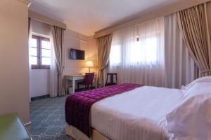 Postel nebo postele na pokoji v ubytování Hotel Villa San Lucchese
