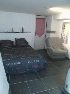 Saint-Vincent的住宿－Le camélia de la mazarié，卧室配有床和蒲团