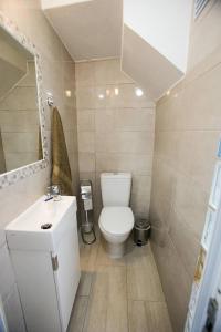 małą łazienkę z toaletą i umywalką w obiekcie Casa da Alegria w Lagosie