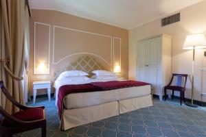 Postel nebo postele na pokoji v ubytování Hotel Villa San Lucchese