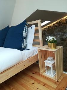 ヴィラ・ノヴァ・デ・ガイアにあるAPOSENTUS - Your home with a remarkable viewのベッドルーム1室(二段ベッド1組、はしご、テーブル付)