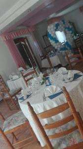 comedor con mesa con sillas y vasos en Hotel Belfort, en Spormaggiore