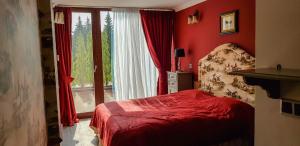 En eller flere senge i et værelse på Silver Mountain 3 Bedroom Apartment + 33 billeder