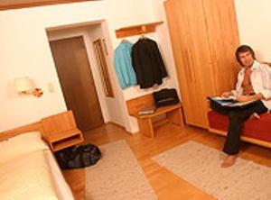 una donna seduta a un tavolo in una stanza di Landgasthof & Seminarhotel Kobleder a Mettmach