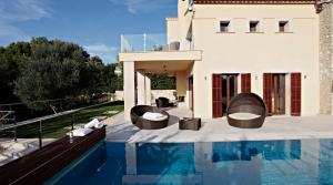 Bazén v ubytování Villa Amber by Cap Vermell Estate nebo v jeho okolí