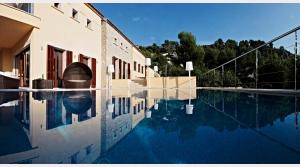 Bazén v ubytování Villa Amber by Cap Vermell Estate nebo v jeho okolí + 14 fotografií