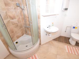 Ein Badezimmer in der Unterkunft Holiday Home in Jiretín near Ski Lift