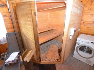 eine Sauna mit Waschmaschine und Waschmaschine in der Unterkunft Holiday Home in Jiretín near Ski Lift in Jiřetín pod Jedlovou