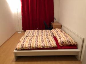 A bed or beds in a room at Moonstreet apartments