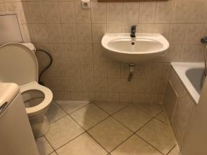 Kúpeľňa v ubytovaní Moonstreet apartments + 28 fotografií