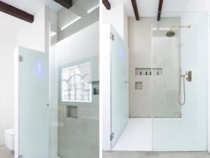 baño con ducha y puerta de cristal en Apartamentos La más Bonita, en Valencia