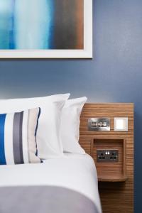 Postel nebo postele na pokoji v ubytování Travelodge Plus Galway