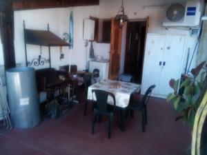 CipressaにあるCasaBaseraのキッチン(テーブル、椅子付)