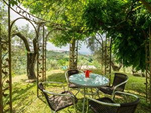 VitoliniにあるBreathtaking Holiday Home in Vinci Florence with Terraceのパーゴラの下に座るテーブルと椅子
