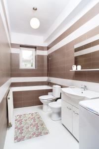 布拉索夫的住宿－SunShine Apartment，一间带卫生间和水槽的浴室