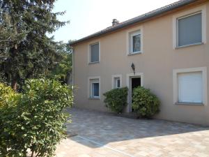 a house with a driveway in front of it at Les Berges de l'Ô in Saint-Nicolas-de-Port