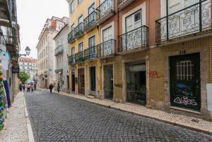 リスボンにあるThe Modern 1551 Apartmentの建物のある街の石畳