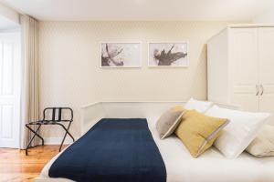 リスボンにあるThe Modern 1551 Apartmentのベッドルーム(白いベッド、青い毛布付)