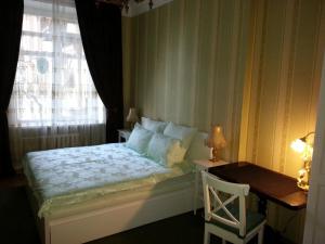 モスクワにあるLuxe apartment on Berezhkovskaya embankmentのベッドルーム1室(ベッド1台、デスク、窓付)
