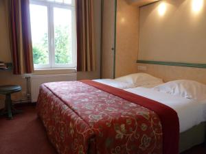 En eller flere senger på et rom på Les Tilleuls Hotel