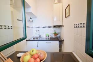- un bol de fruits sur une table dans une petite cuisine dans l'établissement Balcony Sea View, à Santa Margherita Ligure 28 autres photos