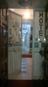 einen Flur mit Tür zu einem Zimmer in der Unterkunft Hotel Stadler 2 in Rom