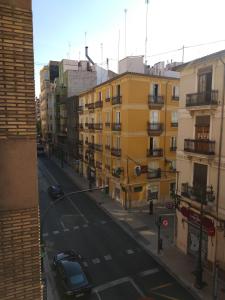 - une vue sur une rue de la ville avec des bâtiments dans l'établissement Centro con encanto., à Valence