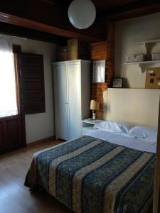 バレンシアにあるCentro con encanto.のベッドルーム1室(ベッド1台、キャビネット付)