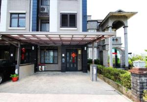 uma casa com um toldo sobre a porta da frente em Laughter House II em Yilan City