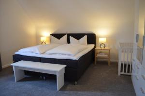 Schlafzimmer mit einem Bett und einem weißen Tisch in der Unterkunft Haus Siggi in Braunlage