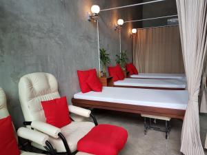 Postel nebo postele na pokoji v ubytování The Now Hotel - SHA Extra Plus