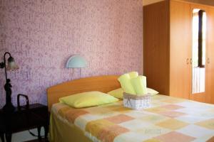a bedroom with a bed with a basket on it at Apartman Monte Rudina in Motovun