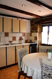 A kitchen or kitchenette at Apartman Monte Rudina