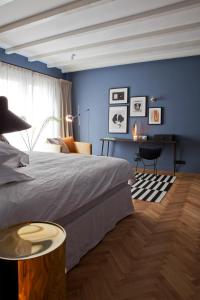 een slaapkamer met een groot bed en blauwe muren bij suite no 7 in Amsterdam